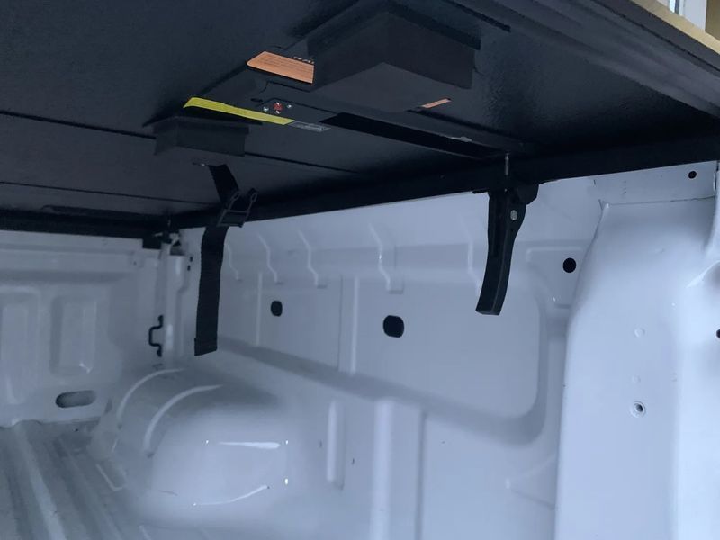 Крышка на кузов Ford Ranger T6/T8 2012-2022/Mitsubishi L200 2024+ (трехсекционная, алюминиевая) Xukey, TP-MR727 TP-MR727 фото